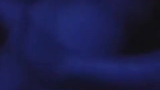 Брюнетка в компании пьяных мужчин