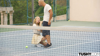 Мужчина шпилит молодую красоточку в соблазнительное очко