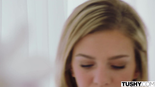 Опытный кавалер присунул половой член в очко симпатичной цыпочки