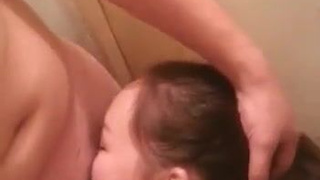 Парень снимает порно на телефон как узбечка сосет его член