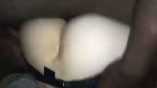 Одев презик, черный любовник ебет замужнюю