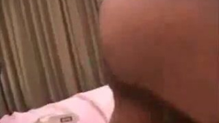 Бесплатной прошмандовке в чулочках залили половую щель белой кончей, выпущенной с черного члена