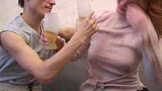 Бухая рыжая телка делает глубокий минет другу