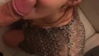 Рыженькая женушка в туалете обсасывает дорогому ляжки и ласково сосёт его член