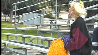 Чувак жестко трахает в рот молодую студентку, держа голову двумя руками